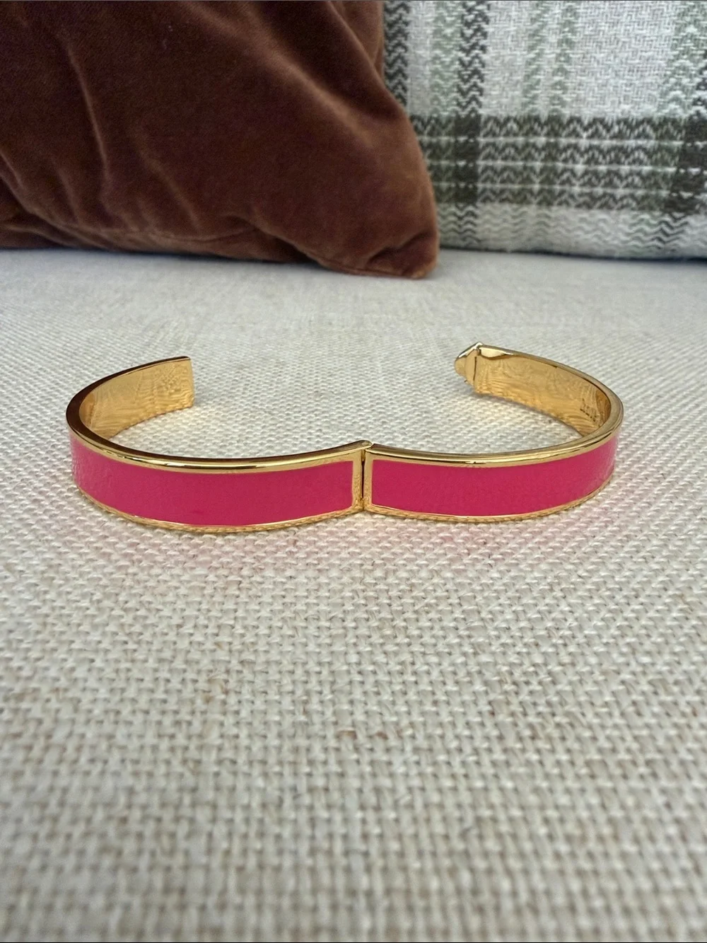 Kate Spade NWOT Gold Tone Pink Enamel Heart Hinged Bangle Bracelet - Picture 5 of 8